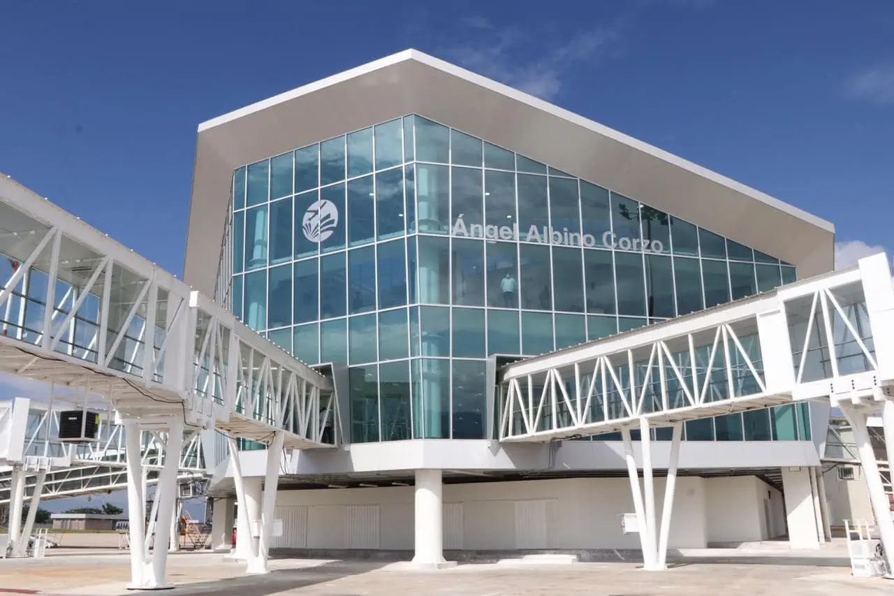 La fachada acristalada del lado aire del Aeropuerto Internacional Ángel Albino Corzo bajo un cielo azul.